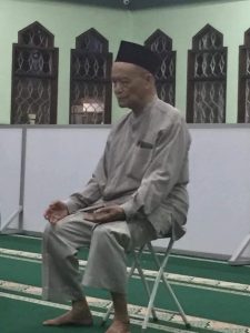 foto Alm Buya Safi'i Ma'arif saat menjalankan ibadah di masjid